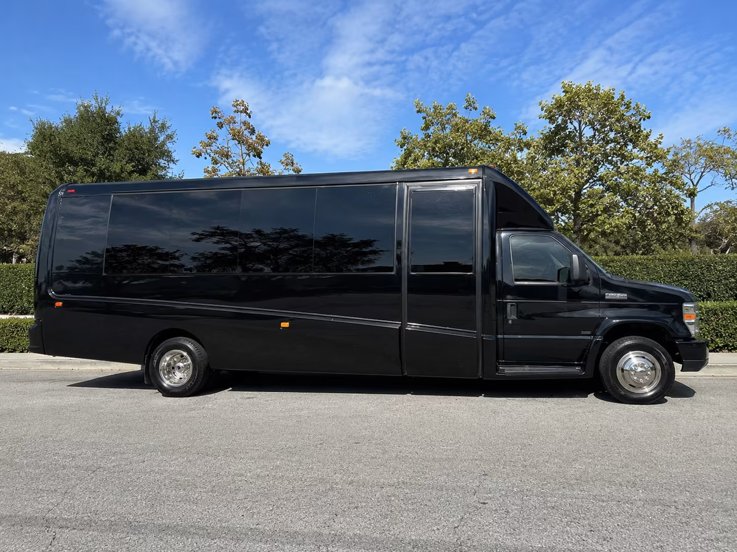 shuttle buses to pomona ontario and east la concert venues